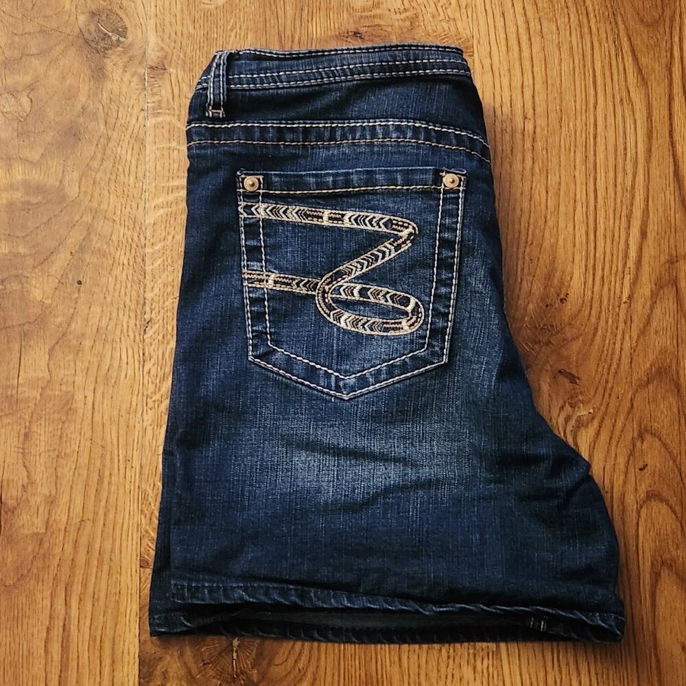 Seven Embroidered Pockets Jean Shorts - Picture 2 of 9